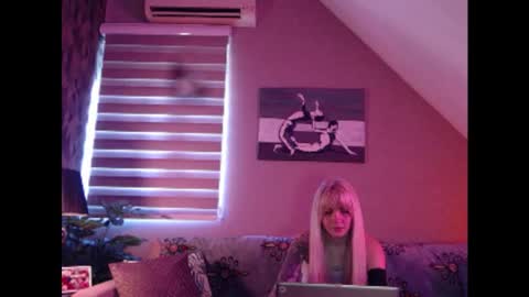 A girl online show from 02.28.25