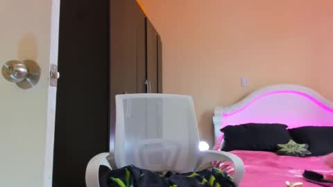 Snapshot of drippyorlove chatting on 02.14.25 drippyorlove online show from 02.14.25