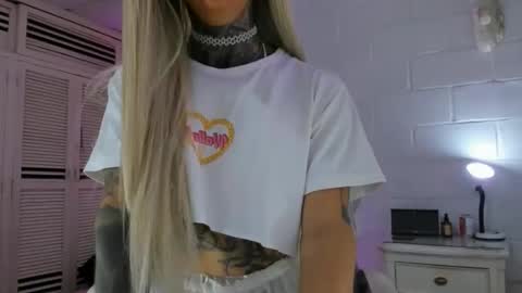 Snapshot of drippyorlove chatting on 11.19.25 drippyorlove online show from 11.19.25