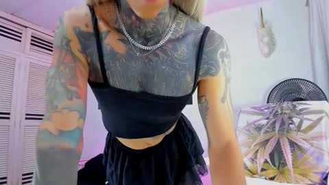 Snapshot of drippyorlove chatting on 11.29.25 drippyorlove online show from 11.29.25