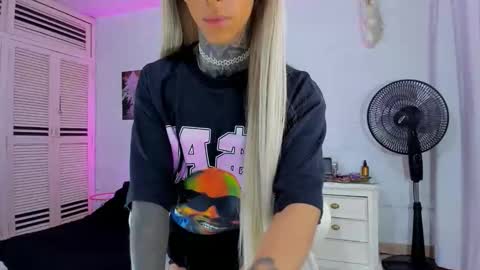 Snapshot of drippyorlove chatting on 12.01.25 drippyorlove online show from 12.01.25