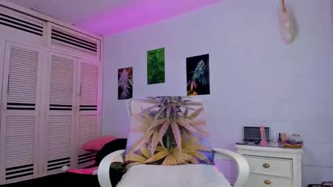 Snapshot of drippyorlove chatting on 12.17.25 drippyorlove online show from 12.17.25