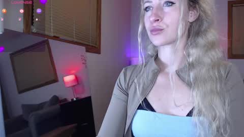 Snapshot of dualipa_unseen chatting on 09.09.25 dualipa_unseen online show from 09.09.25