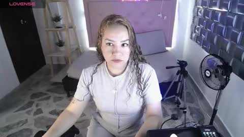 Snapshot of dulce__lovee chatting on 12.22.25 dulce__lovee online show from 12.22.25