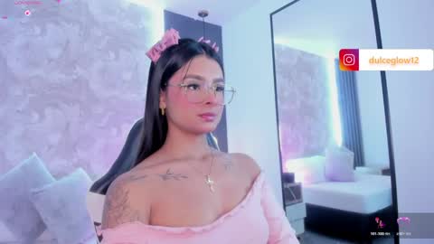 Snapshot of dulce_glow_ chatting on 06.06.26 D U L C E online show from 06.06.26