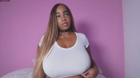 Snapshot of dulce_mariaahe chatting on 11.01.25 online show from 11.01.25