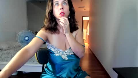 Snapshot of dulceys chatting on 09.14.25 dulceyjohn online show from 09.14.25