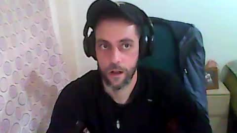 Snapshot of dvdvlc29 chatting on 12.21.25 david online show from 12.21.25