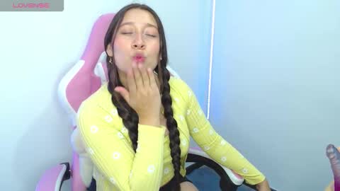 Snapshot of e_mmyy chatting on 02.11.26 emmy 3 online show from 02.11.26