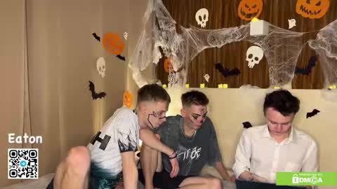 Snapshot of eaton_ chatting on 10.31.25 eaton_ online show from 10.31.25