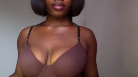 Snapshot of ebony_pussy98 chatting on 04.29.26 delilah online show from 04.29.26