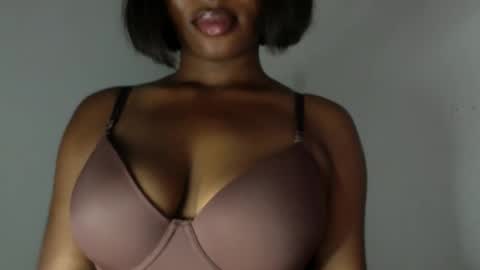 Snapshot of ebony_pussy98 chatting on 05.03.26 delilah online show from 05.03.26
