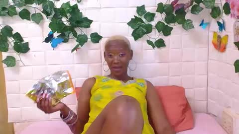 Snapshot of ebonyolive69 chatting on 10.08.25 Cindy online show from 10.08.25