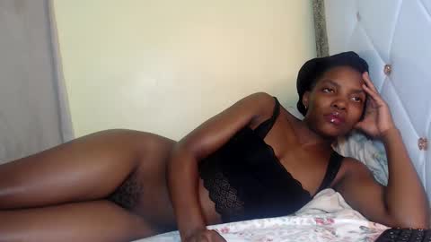 Snapshot of ebonysmiles0 chatting on 01.12.26 Queen online show from 01.12.26