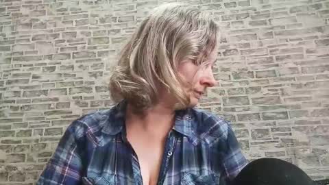 Snapshot of edithmanning chatting on 10.25.25 edithmanning online show from 10.25.25