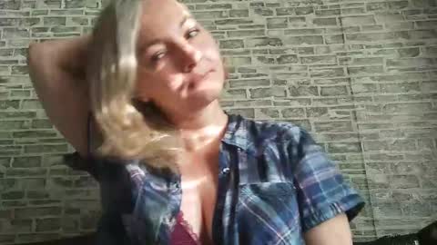 Snapshot of edithmanning chatting on 11.26.25 edithmanning online show from 11.26.25