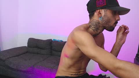 Snapshot of edward_johnsonn chatting on 09.30.25 edward_johnsonn online show from 09.30.25