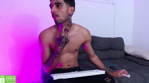 Snapshot of edward_johnsonn chatting on 12.16.25 edward_johnsonn online show from 12.16.25