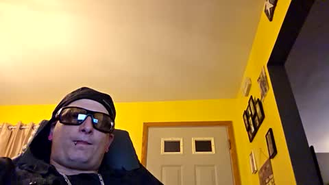 Snapshot of edwardaims_2please chatting on 10.16.25 edwardaims_2please online show from 10.16.25