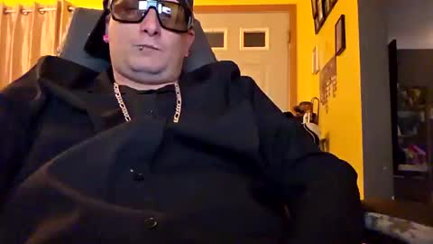 Snapshot of edwardaims_2please chatting on 10.18.25 edwardaims_2please online show from 10.18.25