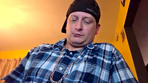 Snapshot of edwardaims_2please chatting on 10.21.25 edwardaims_2please online show from 10.21.25