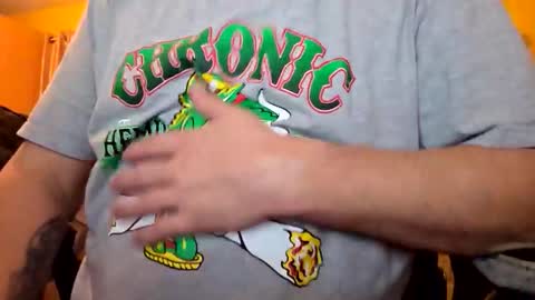 Snapshot of edwardaims_2please chatting on 10.23.25 edwardaims_2please online show from 10.23.25