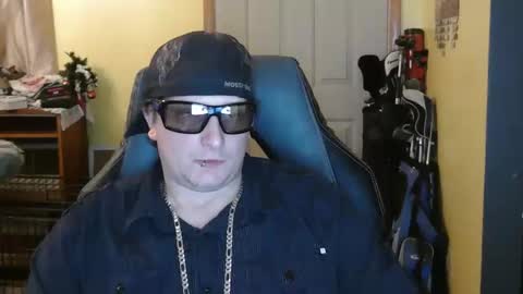 Snapshot of edwardaims_2please chatting on 12.17.25 edwardaims_2please online show from 12.17.25