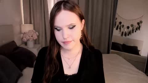 Snapshot of effiemur chatting on 06.25.26 Effie Mur online show from 06.25.26