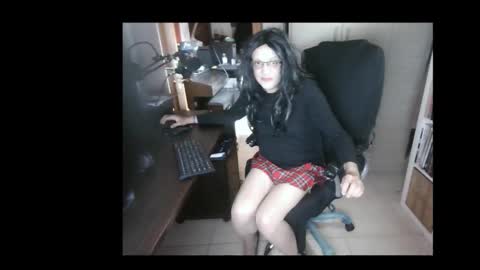 Snapshot of efi_crossou chatting on 10.05.25 efi_crossou online show from 10.05.25