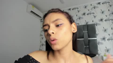 Snapshot of ehotloveaxxx chatting on 12.18.24 Valery online show from 12.18.24