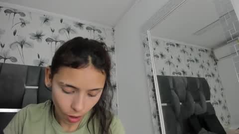 Snapshot of ehotloveaxxx chatting on 02.18.25 Valery online show from 02.18.25