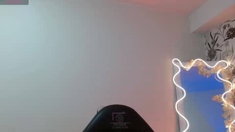 Snapshot of eidan_tay chatting on 04.28.26 eidan_tay online show from 04.28.26