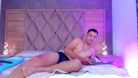 YG COUPLE online show from 11.15.25