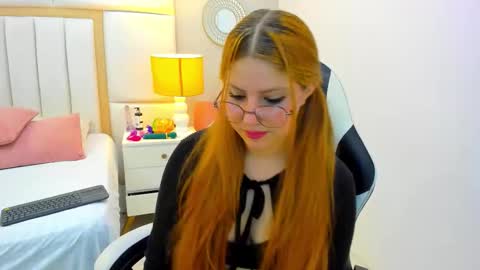 Snapshot of eimyjoness chatting on 11.08.25 EimmyJones online show from 11.08.25