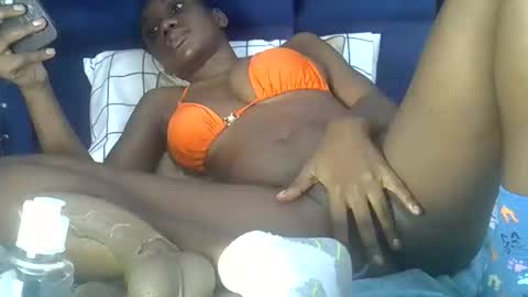 Snapshot of el_petite chatting on 09.21.25 petite online show from 09.21.25