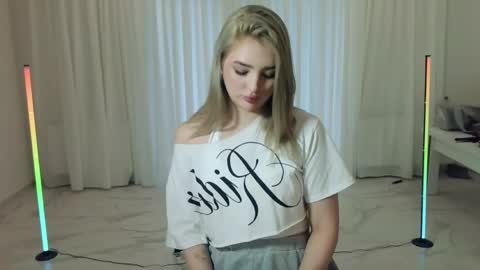 Snapshot of elainaberrong chatting on 03.30.26 Ela online show from 03.30.26