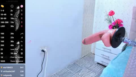 Snapshot of elalove_ chatting on 01.05.25 Ela online show from 01.05.25