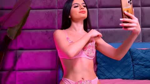 Snapshot of elaramorel chatting on 12.14.25 Elara online show from 12.14.25