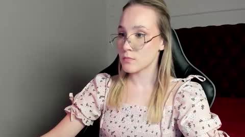 elaravoltage online show from 03.17.26