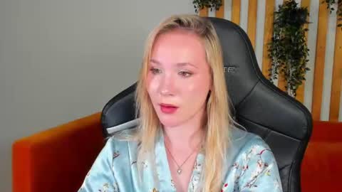 Snapshot of elaravoltage chatting on 06.20.26 elaravoltage online show from 06.20.26