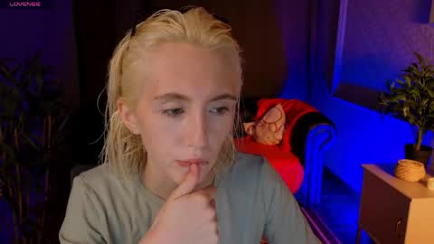 Snapshot of elen__moore chatting on 05.31.26 Elen online show from 05.31.26