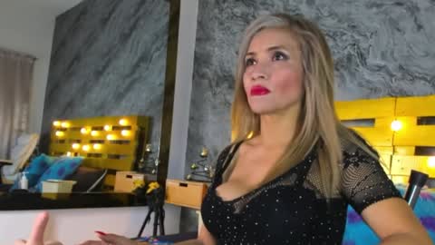 Snapshot of elena_mature chatting on 01.19.25 Elena online show from 01.19.25