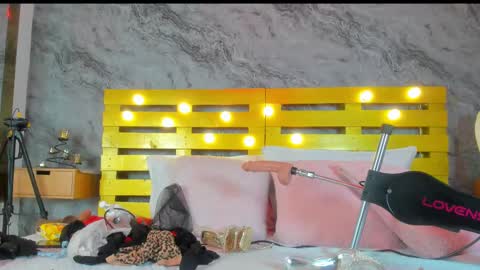 Snapshot of elena_mature chatting on 02.14.25 Elena online show from 02.14.25