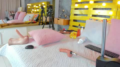 Snapshot of elena_mature chatting on 02.15.25 Elena online show from 02.15.25