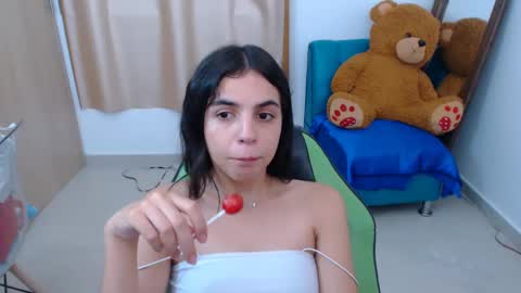 Snapshot of elenna_hotx chatting on 02.26.25 agnes online show from 02.26.25