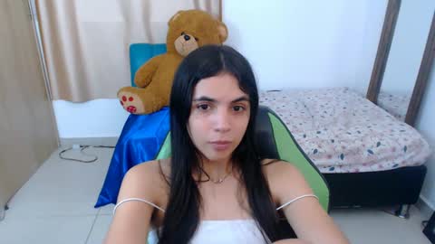 Snapshot of elenna_hotx chatting on 03.06.25 agnes online show from 03.06.25