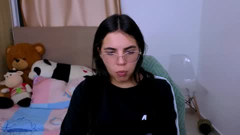 Snapshot of elenna_hotx chatting on 12.16.25 agnes online show from 12.16.25