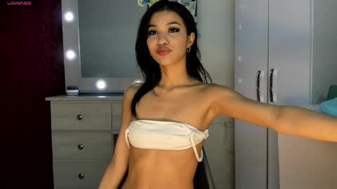 Snapshot of elettra_bennet chatting on 06.01.26 elettra_bennet online show from 06.01.26