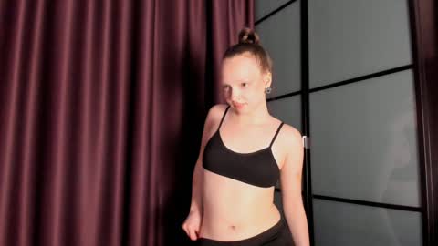 Snapshot of elianareynolds chatting on 12.10.24 Ella online show from 12.10.24