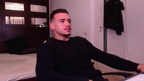 Snapshot of elijahthorne chatting on 12.17.25 ElijahThorne online show from 12.17.25